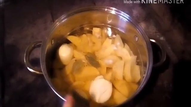 Будни многодетной мамы// готовим картофельное пюре,жаренные куриные крылышки и компот.
