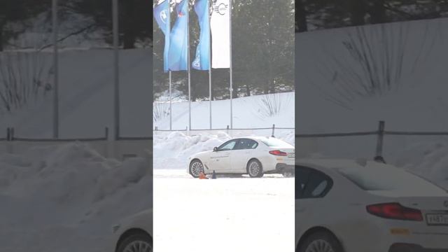Заезд на BMW на время по кругу с препятствиями