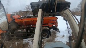 Привалило снежку.Грузим ПСС(песчано соленная смесь).
