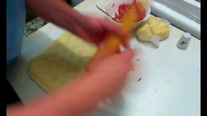 Как делать пельмени, используя пельменницу.