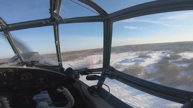 Взлет на биплане Ан-2 зимой с заснеженного аэродрома из кабины пилота. смотреть онлайн