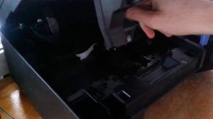 Видео: Как доставать цветной картридж из струйного принтера?