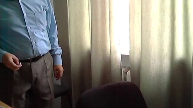 Как добиться успеха на работе? Лезем в стол сотруднику, там много интересного смотреть онлайн