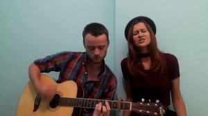 Девушка красиво поет под гитару