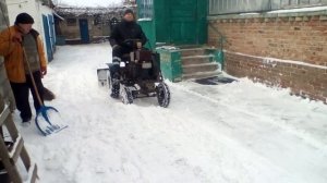 Мототрактор из мотоблока чистка снега самодельной лопатой отвалом
