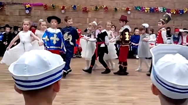 воспитанницы детского сада танцуют полонез смотреть онлайн