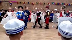 воспитанницы детского сада танцуют полонез