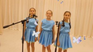 Песня "Конопушки" исполняет детский вокальный коллектив "Карамельки"