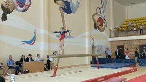 ГИМНАСТКА УПАЛА С БРЕВНА