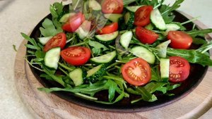 ОЧЕНЬ ВКУСНЫЙ И ПРАЗДНИЧНЫЙ САЛАТ С РУКОЛОЙ, КРЕВЕТКАМИ И ЧЕРРИ! ВАМ ПОНРАВИТСЯ!