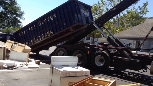 Контейнер под загрузку разбитой вручную мебели смотреть онлайн