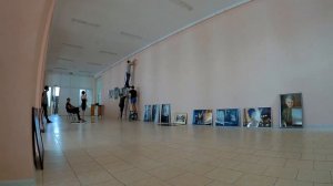 Как вешаются картины на выставку(Библиотека им. Горького)