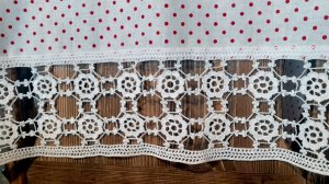 Вяжу крючком белое кружево из маленьких круглых мотивов с тройными пико