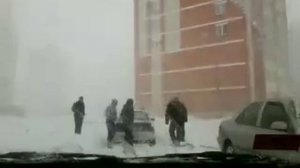 Машина застряла в снегу