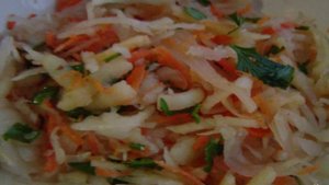 Салат из квашеной капусты, лука, помидоров,зелени