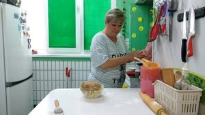 Очень вкусные пироги из пресного теста на кефире с фруктовому начинкой.