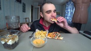 МУКБАНГ ПИЦЦА / РОЛЛ МЯСНОЙ / РОЛЛ С ОЛИВЬЕ / КАРТОШКА ФРИ ТРАЙФЛ КАРАМЕЛЬ И АРАХИС / ОБЖОР