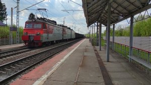 Электровоз ВЛ11.8-808А/807 с грузовым поездом.