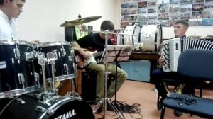 "Илкәем" баян - Юпитер, барабаны Tama imperialstar, бас гитара  Greg bennet