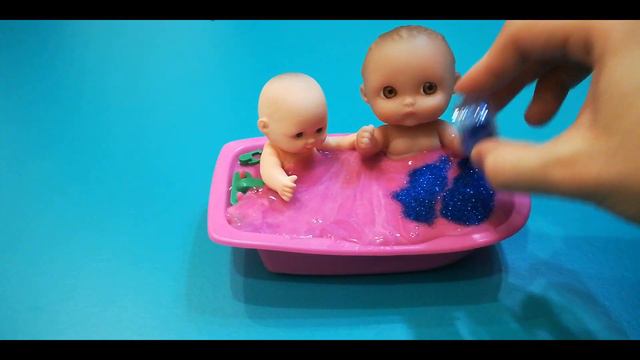 Куклы моются в ванной. Ванна полна слаймов смотреть онлайн