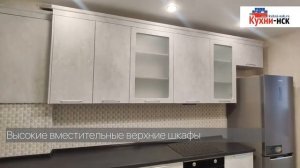 Фасады под бетон, большая угловая кухня с вентиляционным выступом