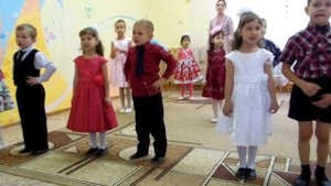 Песня "Наш художник Осень" (И.В. Павленко) в подготовительной группе. Осенний утренник.