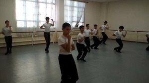 Урок узбекского танца в мужском классе.