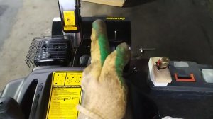 Снегоуборщик champion stt1170e развёрнут двигатель