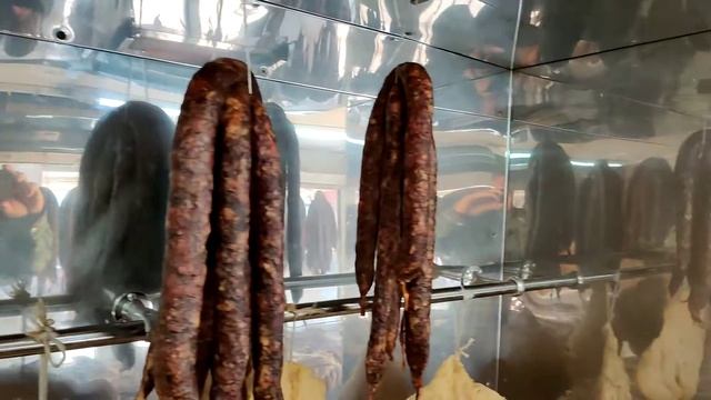 Дагестан. Сушеное андийское мясо и колбасы на рынке Каспийска.