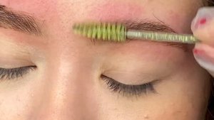 Осветление бровей дилютером и одновременное окрашивание