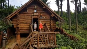 Внутри избы Бабы Яги парк Долина сказок