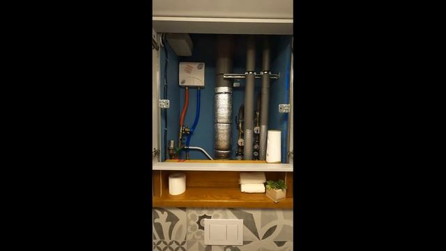 Идеи ремонта туалета серии домов П-44 своими руками. Деревянная полка и двери за подвесным унитазом смотреть онлайн