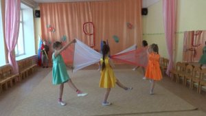 танец с полотнами в ДОУ