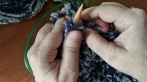 Вязание спицами: снуд из пушистой пряжи #вязаниеспицами