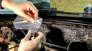 Смазываю тросики печки Нивы.