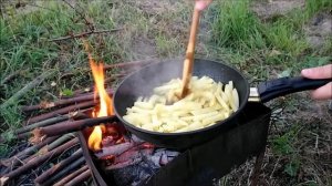 Жареная на сале картошка на костре.  В полевых условиях.