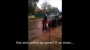 Пьяный парень писал и упал! Жесть!