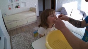 как вырвать молочный зуб в домашних условиях