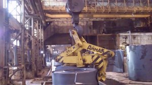 Работа захватов (клещей) для стальных рулонов