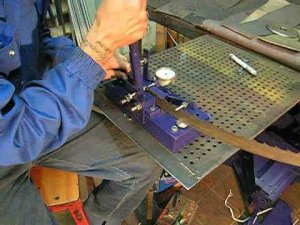 Станок для разводки ленточных пил.flv