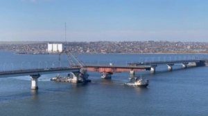 В Николаеве плавкран врезался в разведенный Варваровский мост