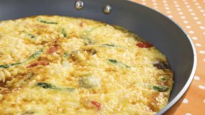 Пышный омлет на сковороде с помидорами и колбасой