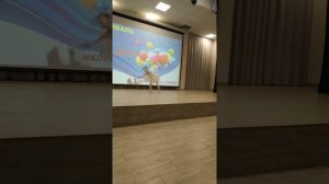 танец пушистого,беленького котенка