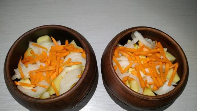 Запечённый картофель в горшочке с куриными бедрами