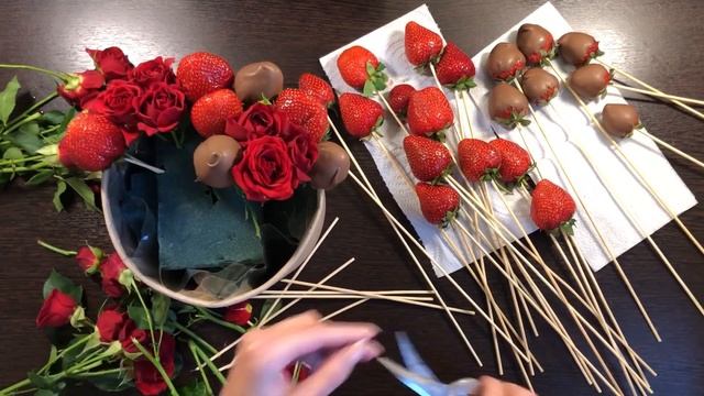 Мастер-класс "Композиция в тубусе с клубникой, клубникой в шоколаде и розами"