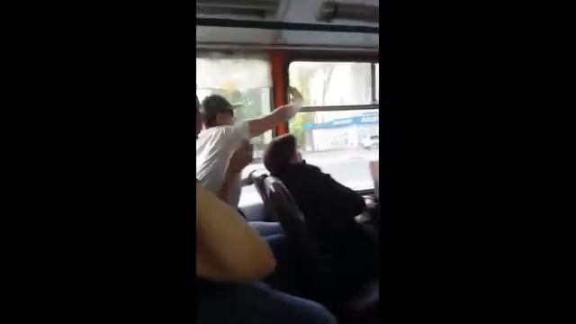 Мужчина и женщина открывают и закрывают окно в троллейбусе без единого слова смотреть онлайн
