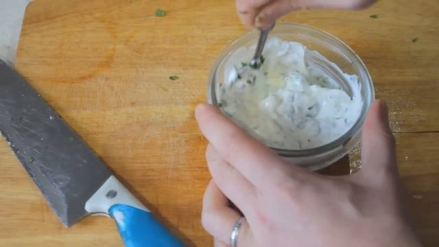 Бургер с сыром фета и чесночным соусом из йогурта / Burger with feta cheese and garlic yogurt sauce смотреть онлайн