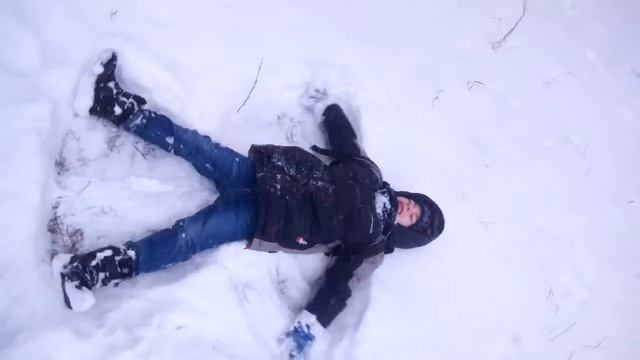Зима. Ангел на снегу. Ребёнок делает ангела на сне смотреть онлайн
