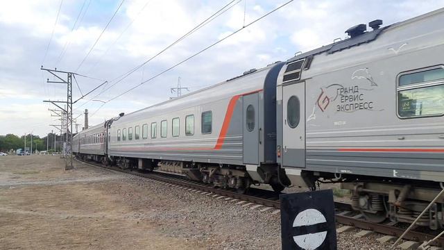 ЗЕЛЁНЫЙ ВЛ10-1419 С ПОЕЗДОМ ЕВПАТОРИЯ-СПБ НА ПЕРЕГОНЕ ЕВПАТОРИЯ-КУРОРТ - ЕВПАТОРИЯ-ТОВАРНАЯ! [КЖД] смотреть онлайн