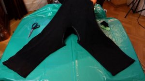 Как сделать женскую кофточку  из спортивных штанов  за 1мин своими руками